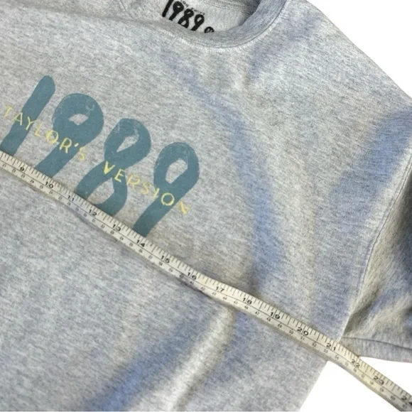 Taylor Swift TS 1989 Spotify Grey Crew Sweatshirt - Picture 5 of 8